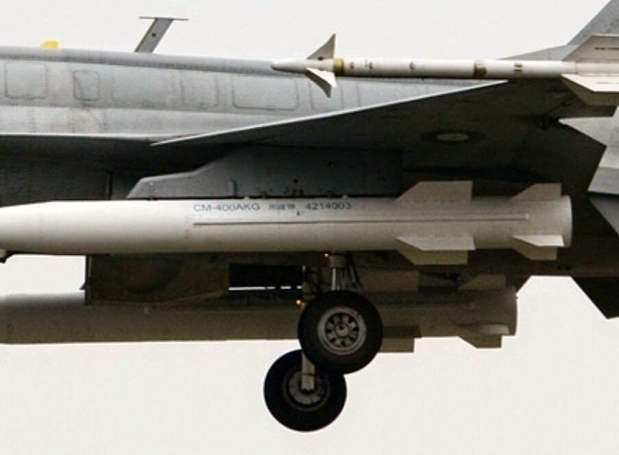 Pakistan-Air-Force-JF-17-fighter-with-CM-400AKG-supersonic-ground-missiles-2.jpg