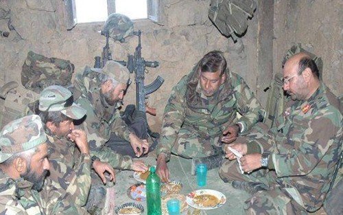 Pakistan-Army-Interesting-Photos-A-Maj-Gen-having-food-with-troops-in-operational-area.jpg