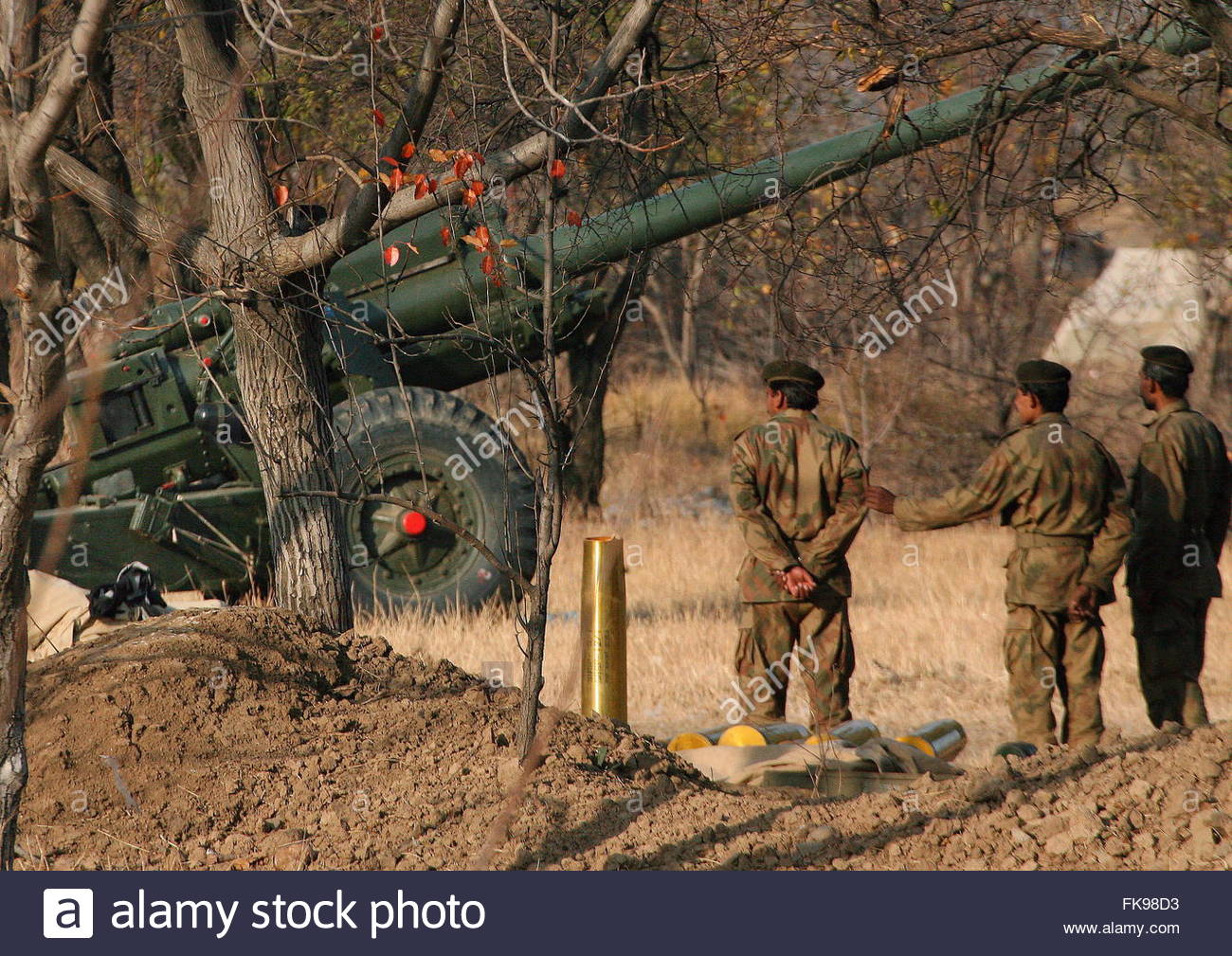 pakistan-army-officers-inspect-a-155-mm-artillery-position-on-08-december-FK98D3.jpg