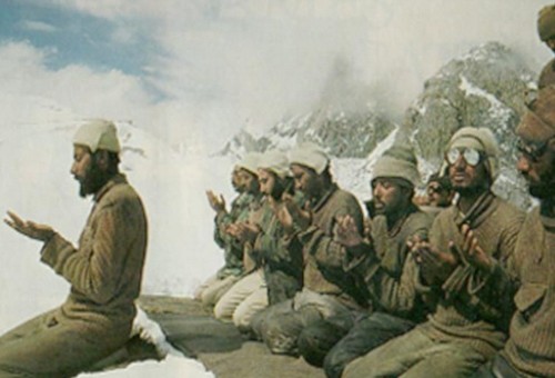 Pakistan-Army-Photos-Troops-offering-Namaz-at-Siachen.jpg