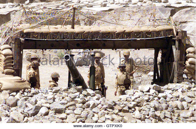 pakistan-army-soldiers-prepare-to-fire-an-artillery-piece-from-their-gtpxk0.jpg