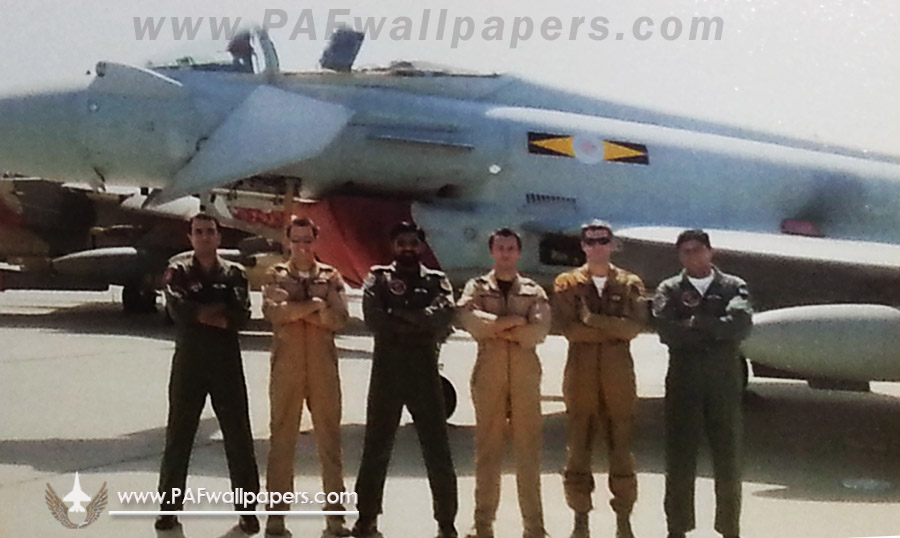 pakistan_air_force_pilots_f-16_atlc_uae_2009_02.jpg