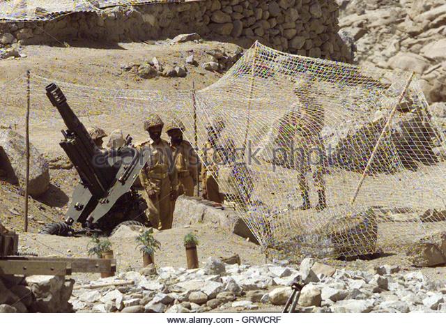 pakistani-soldiers-camouflage-a-field-artillery-piece-near-basal-chu-grwcrf.jpg