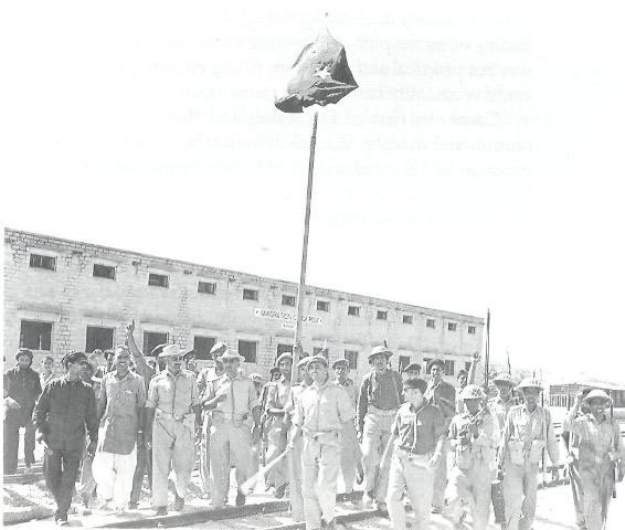 Pakistani soldiers, Carrying Pakistan’s flag, when they captured Munabao.jpg