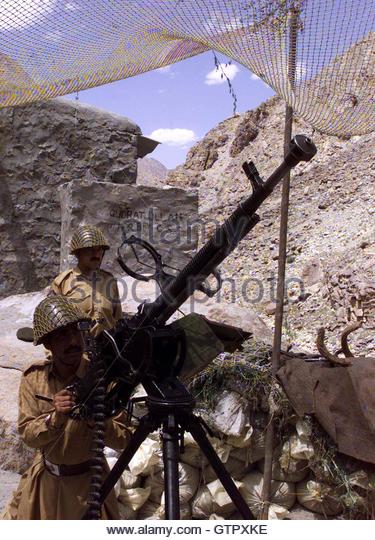 pakistani-soldiers-stand-beside-an-anti-aircraft-gun-near-basal-chu-gtpxke.jpg