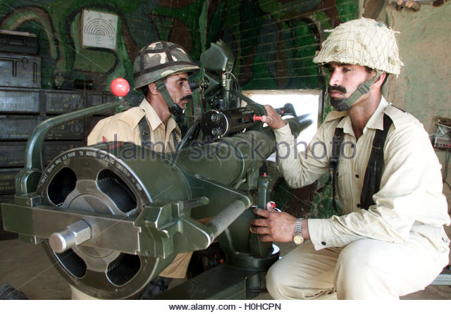 pakistani-soliders-position-a-light-anti-tank-gun-in-a-bunker-on-the-h0hcpn.jpg
