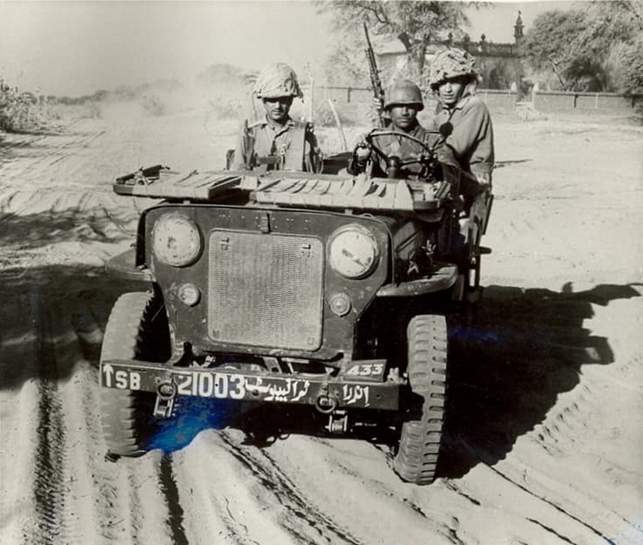 Pakistani_Soldiers_in_a_captured_Indian_army_jeep.jpg