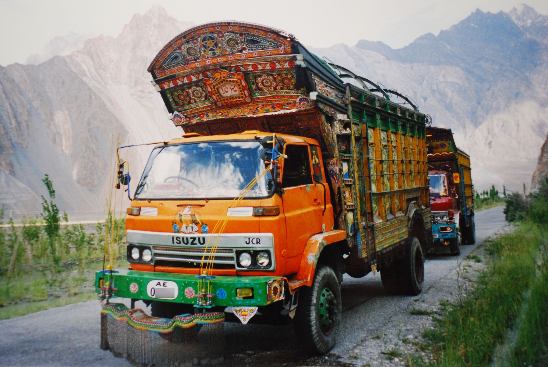 Pakistani_truck_in_Karakoram_Highway,passu,Northern_Areas,pakistan.jpg