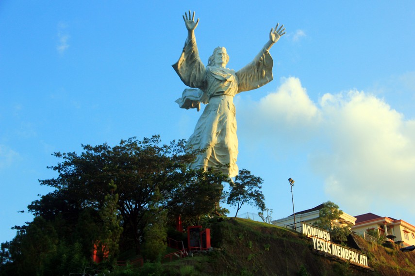 Patung-Tuhan-Yesus-Memberkati-Manado-dari-arah-sisi-lainya.jpg