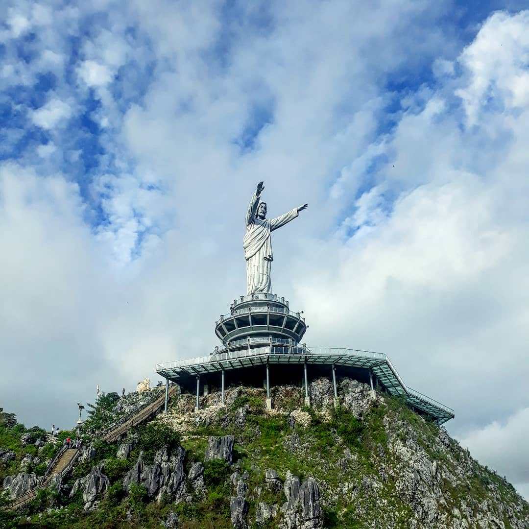 Patung-Yesus-di-Toraja.jpg