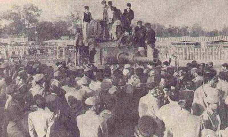 People-gather-in-Lahore-to-see-a-captured-Indian-tank-during-the-1965-Pakistan-India-war..jpg