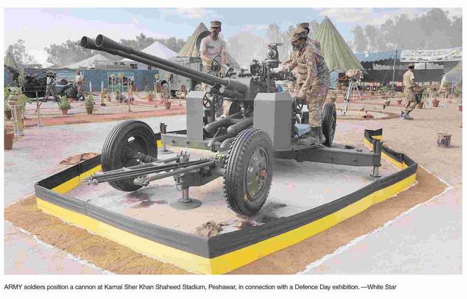 Peshawar-Army-Soldiers-position-cannon-Defence-Day-Exhibition-2014-2015.jpg