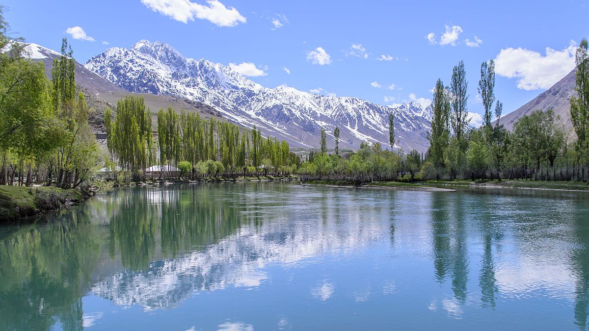 Phander_Lake,_Ghizer,_Gilgit–Baltistan.jpg