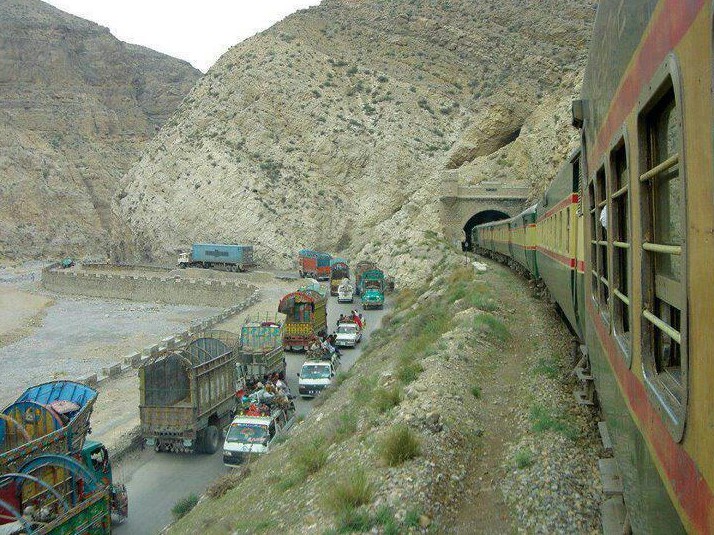 Photos-of-Balochistan-Train-and-road-traffic-in-Bolan-Pass-Pictures-of-Balochistan.jpg