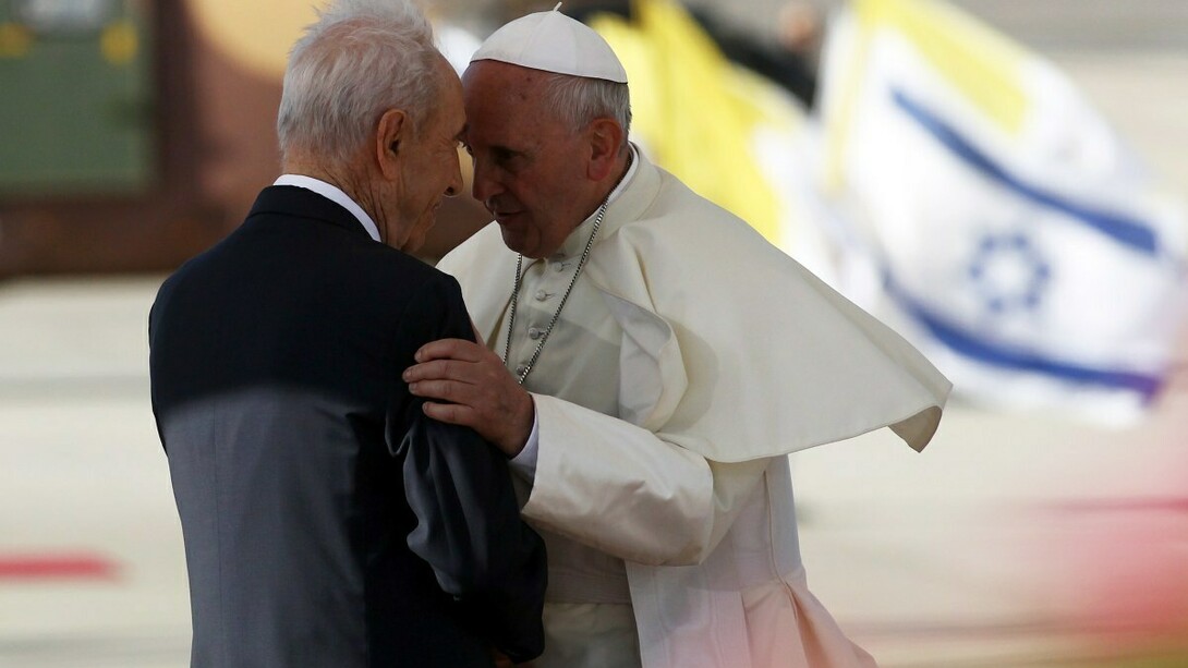 Pope-Francis-I-and-Shimon-Peres.jpg