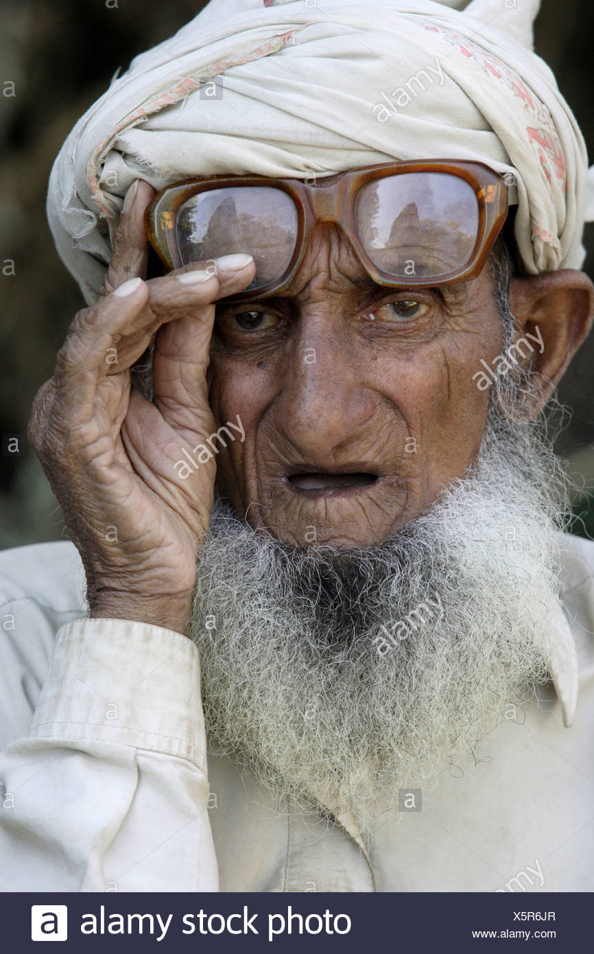 portrait-of-an-old-man-pakistan-X5R6JR.jpg