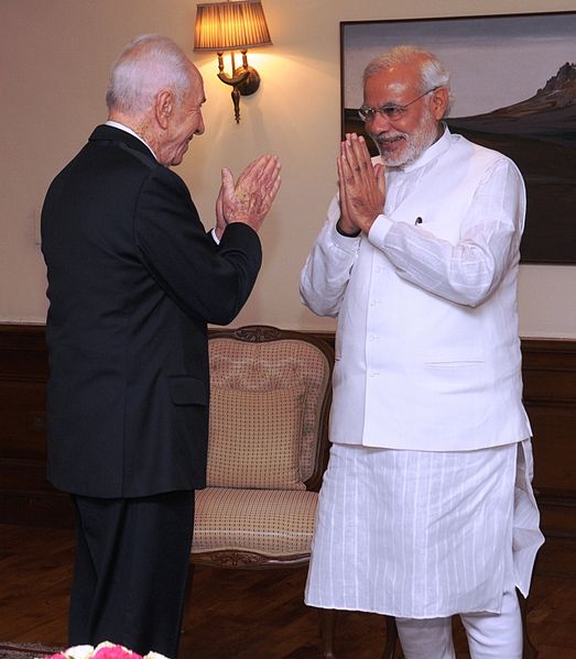 Prime_Minister_Modi_greets_former_Israeli_President_Shimon_Peres.jpg