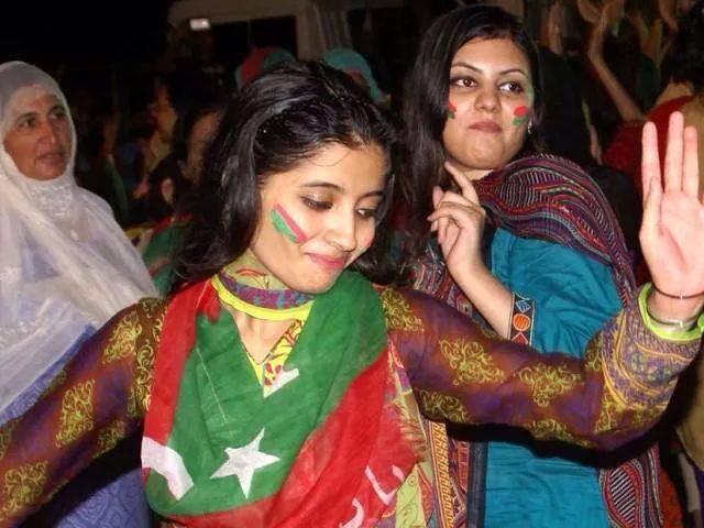 PTI-Girls-Dance-in-Islamabad-Dharna[1].jpg