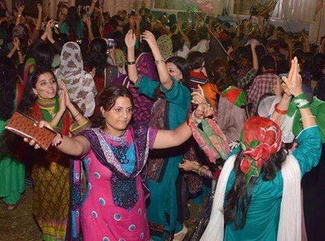 PTI-Girls-Dance-in-Islamabad-Dharna-2[1].jpg