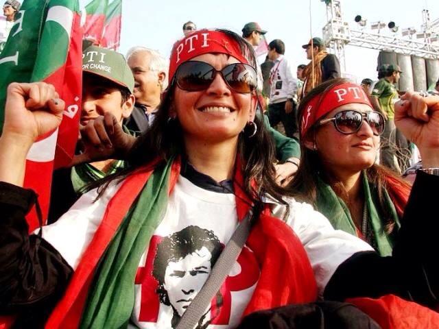 PTI-Girls-Dance-in-Islamabad-Dharna-3[1].jpg