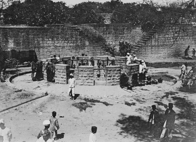 Public Well - Bijapur India early 1900s.jpg