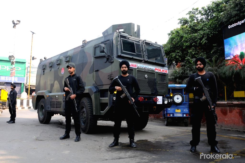 punjab-police-swat-team-stands-guard-at-hall-gate-753472.jpg