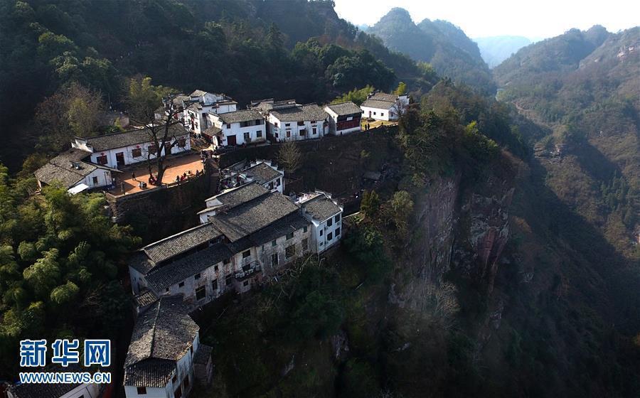 Qiyunshan-Village,on-a-cliff,Xiuning-County,Anhui_(3)_06Feb2017.jpg