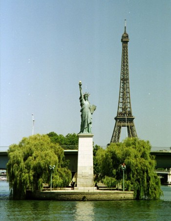 replica-de-la-estatua-de-la-libertad-en-la-capital-francesa.jpg