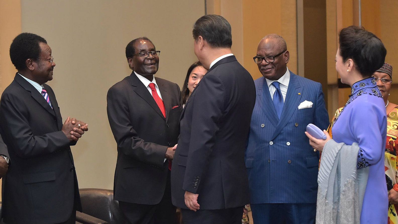 robert-mugabe-shakes-hands-with-xi-jinping.jpg