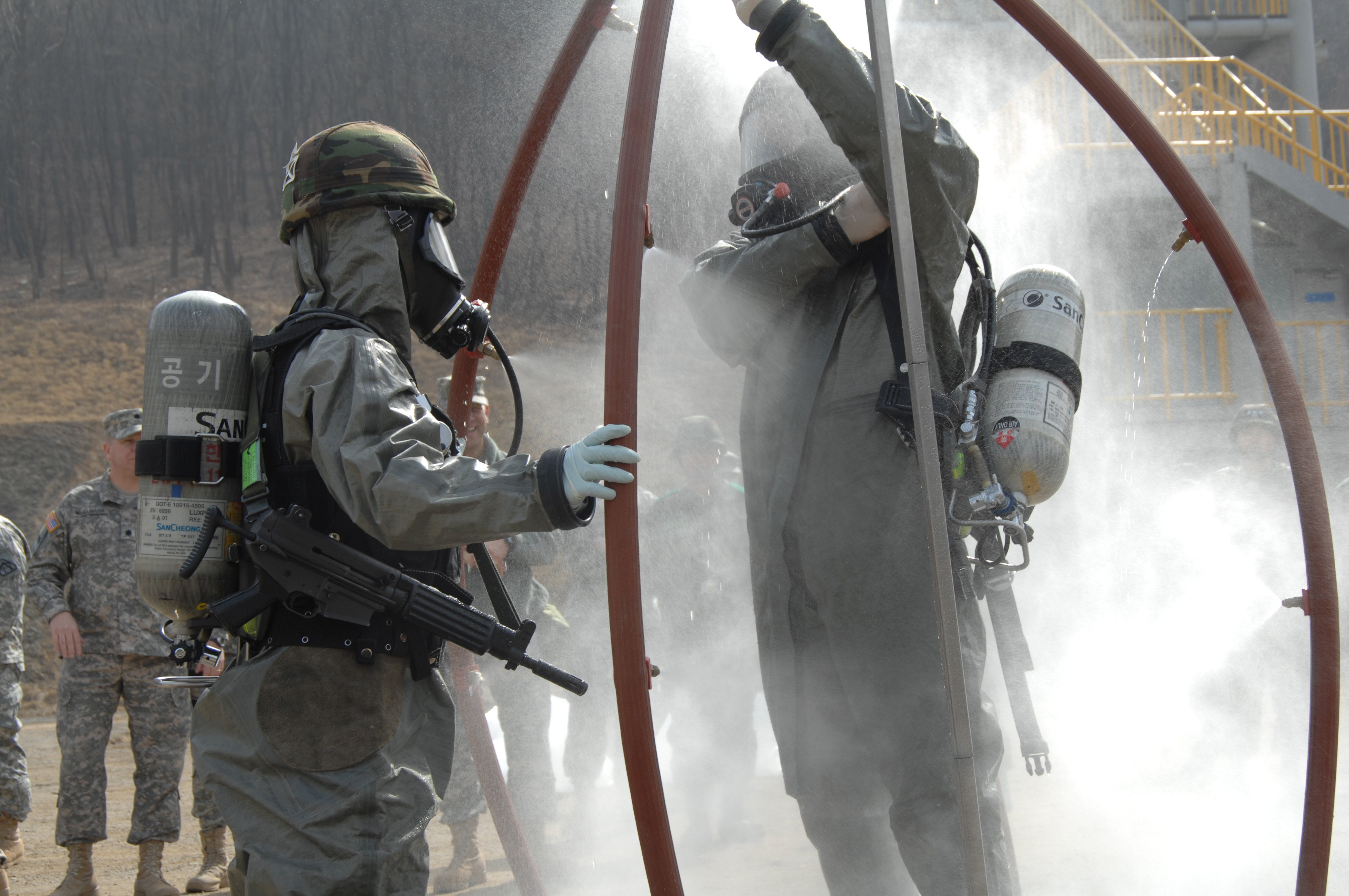 ROK_soldiers_with_Chemical_Special_Forces_demonstrate_decontamination_procedures_2009-03-17.jpg
