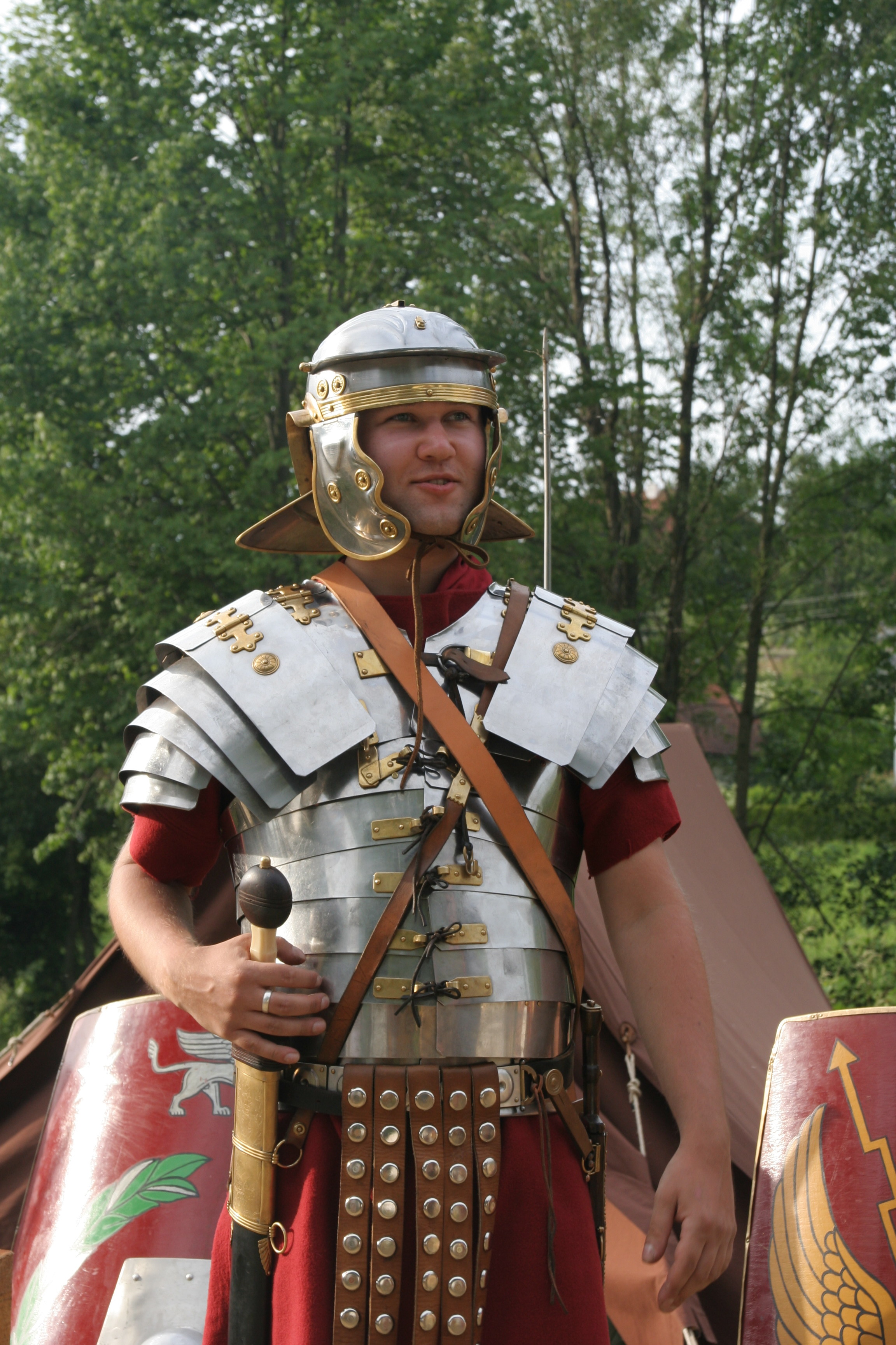Roman_soldier_in_lorica_segmentata_1[1].jpg