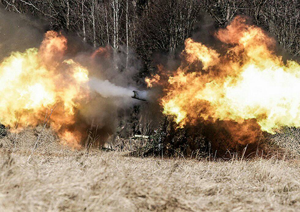 Russia_2S7M_203mm_howitzers_destroy_targets_at_50km.jpg