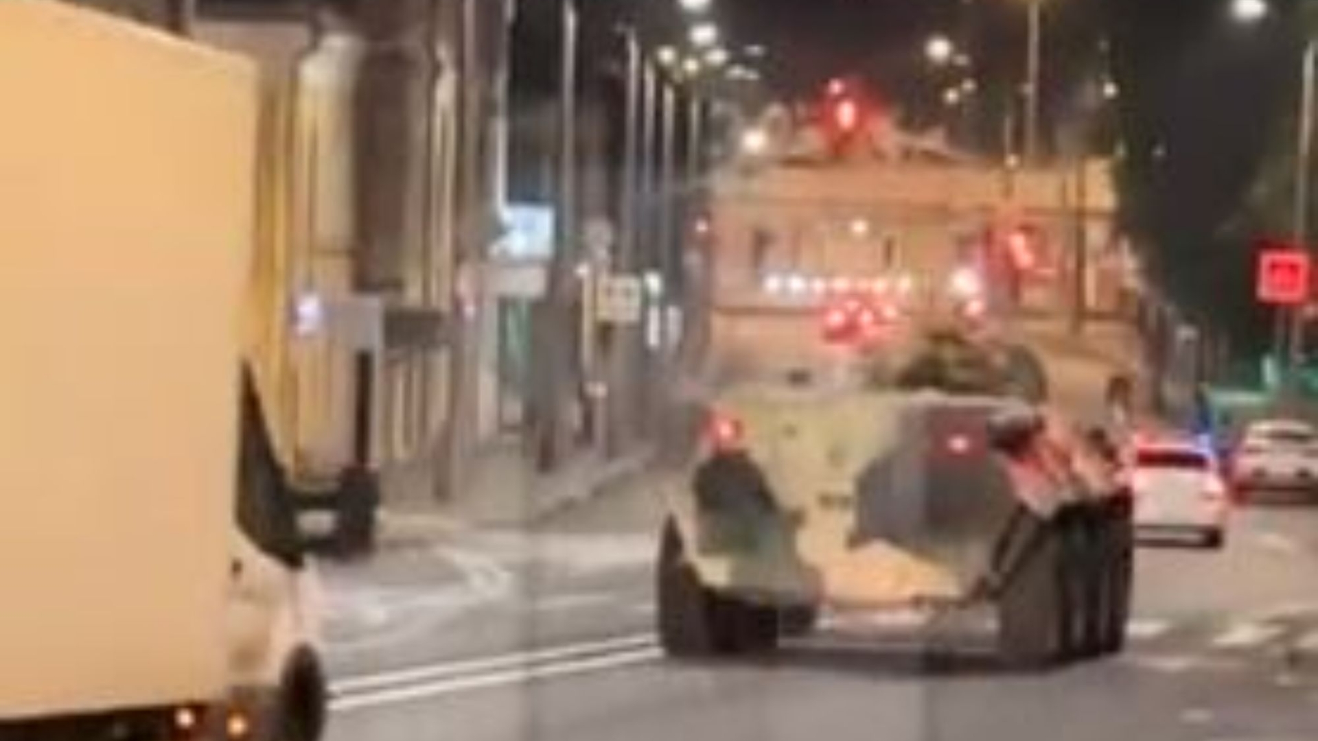 Russian-tanks-roll-in-on-Moscow-‘to-secure-Kremlin-amid.jpg