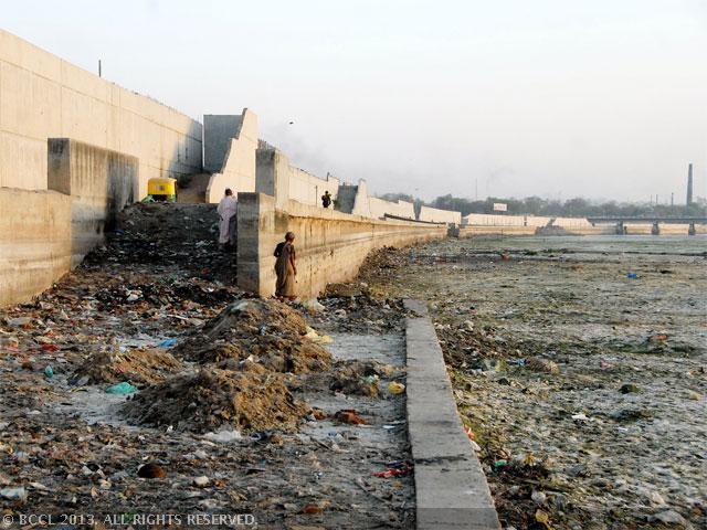 sabarmati-third-most-polluted-river-in-the-country.jpg