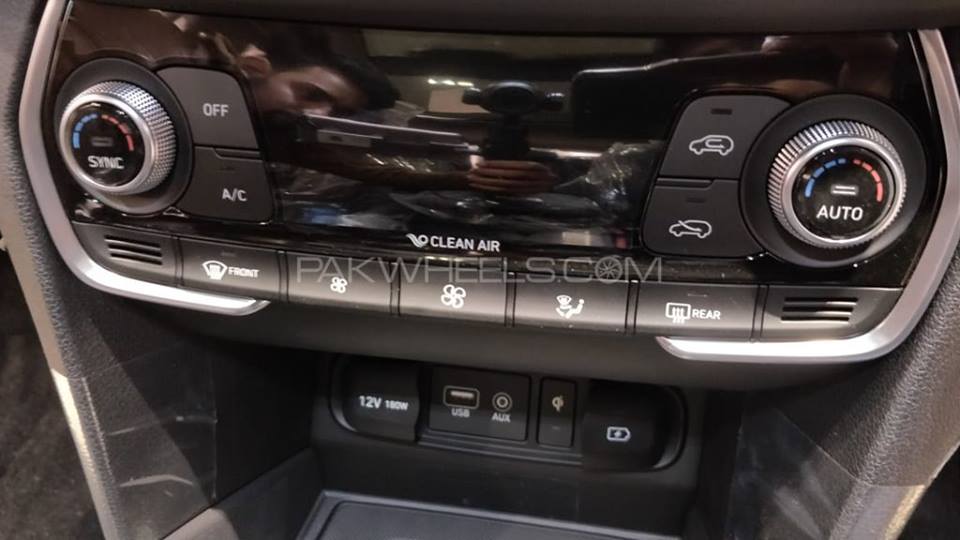 Sante-Fe-Hyundai-interior-frontll.jpg