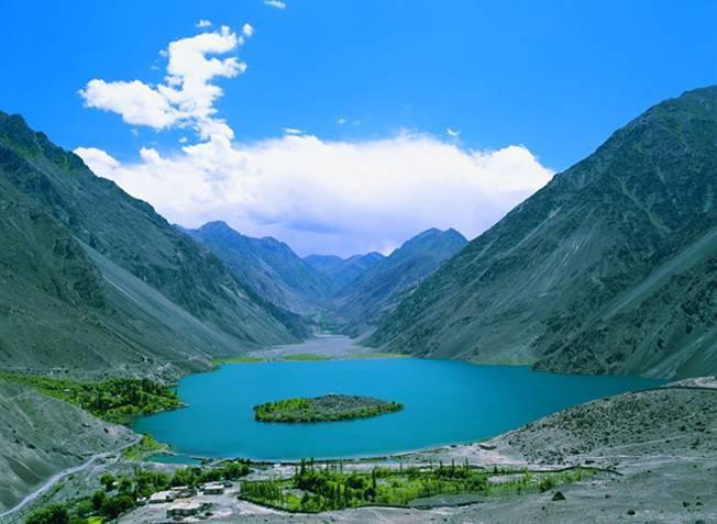 Satpara_Lake_Skardu_Pakistan_qjggk.jpg