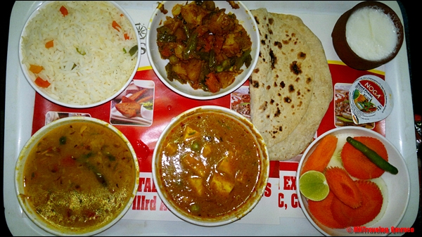 Sealdah-Rajdhani-Express-First-Class-AC-veg-dinner-MNTravelog.jpg