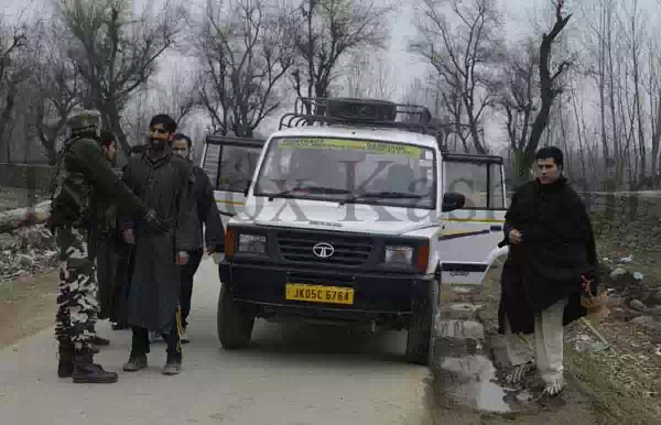 Search-operation-going-on-at-shiva-sopore-PHOTO-BY-AABID-NABI-3.jpeg