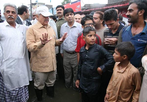 Shahbaz-Sharif-Visit-Muridke-and-Daska-in-Rain-Water (1).jpg