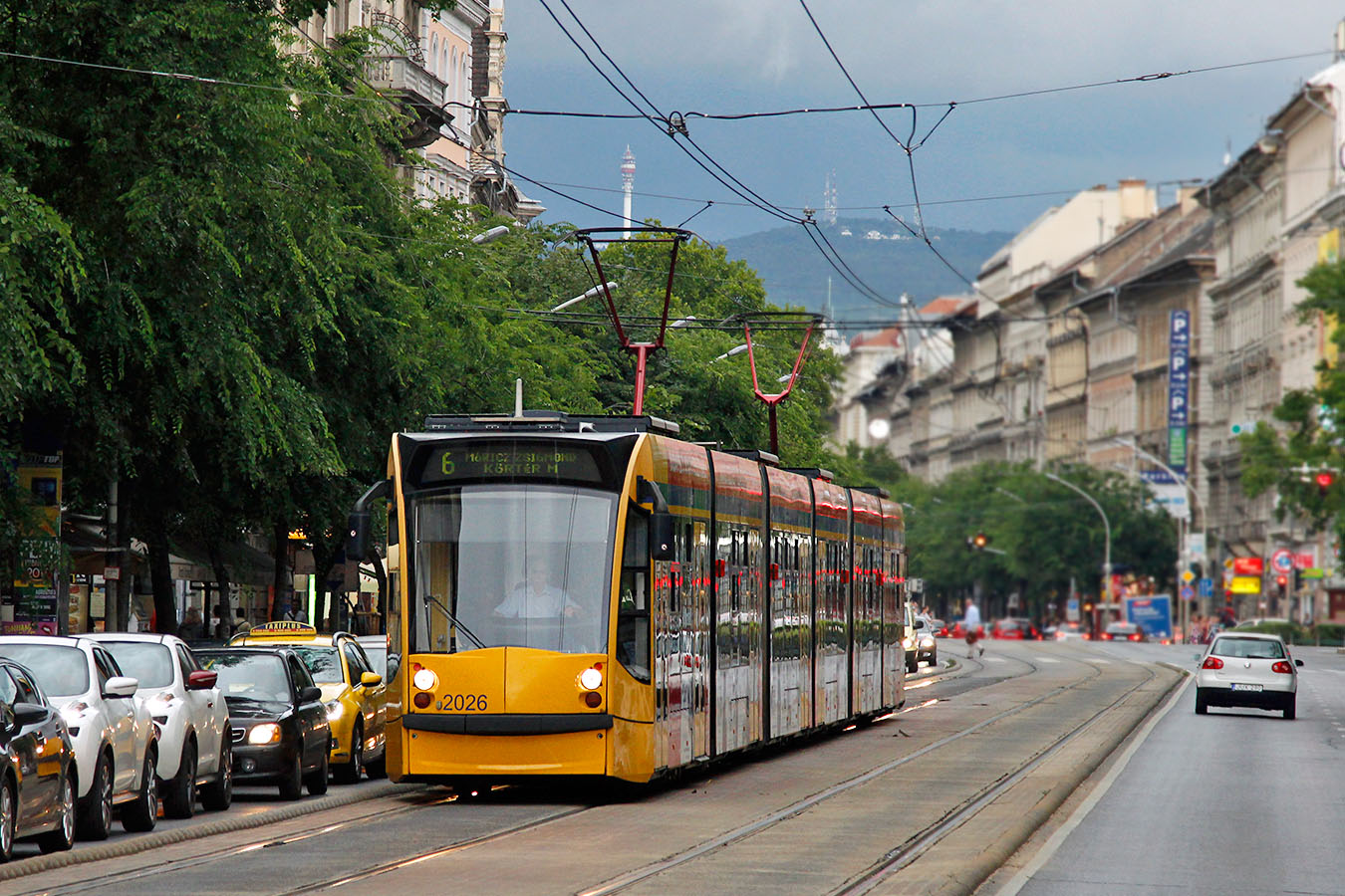 Siemens_Combino_type_tram_on_Route_6_on_Budapest's_main_boulevard_(36013715092).jpg