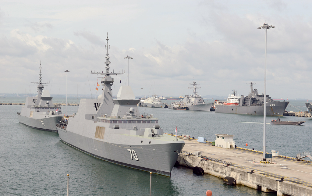 Singapore_and_US_Navy_warships_at_Changi_Naval_Base_in_July_2015.jpg