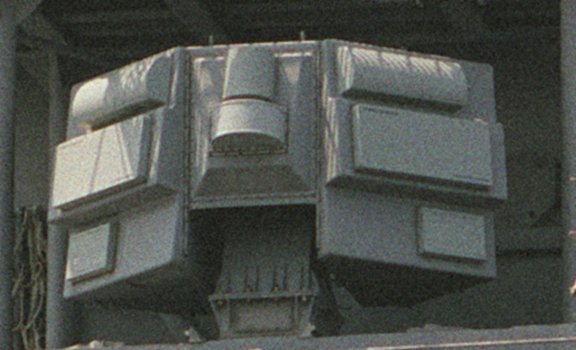 SLQ-32_antenna_USS_Nicholson_(DD-982).jpg