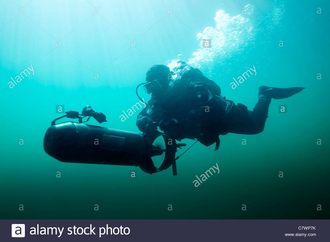 special-operations-forces-combat-diver-navigates-the-waters-using-C7WP7K.jpg