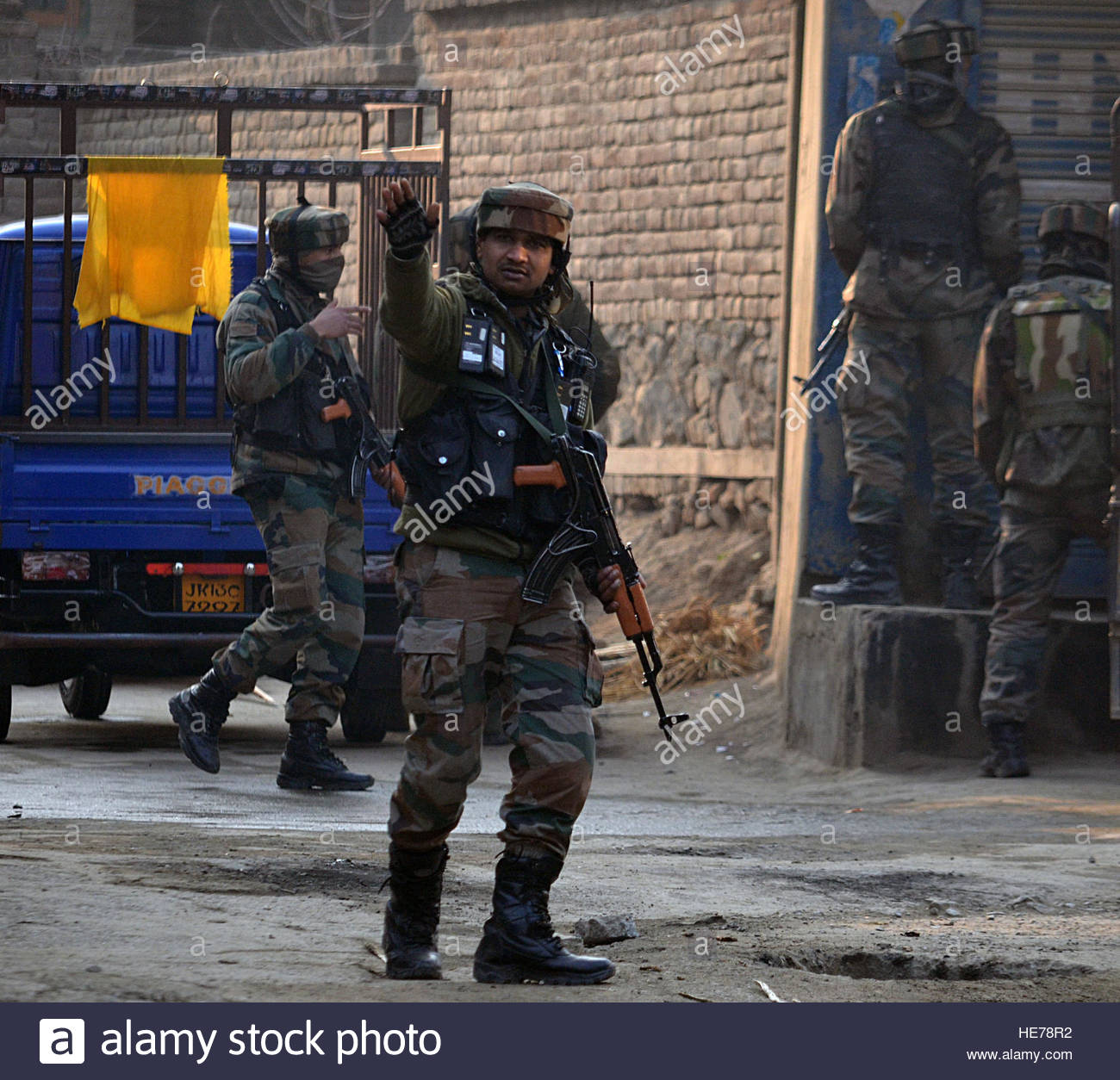 srinagar-india-17th-dec-2016-an-indian-army-soldier-stops-the-journalists-HE78R2.jpg