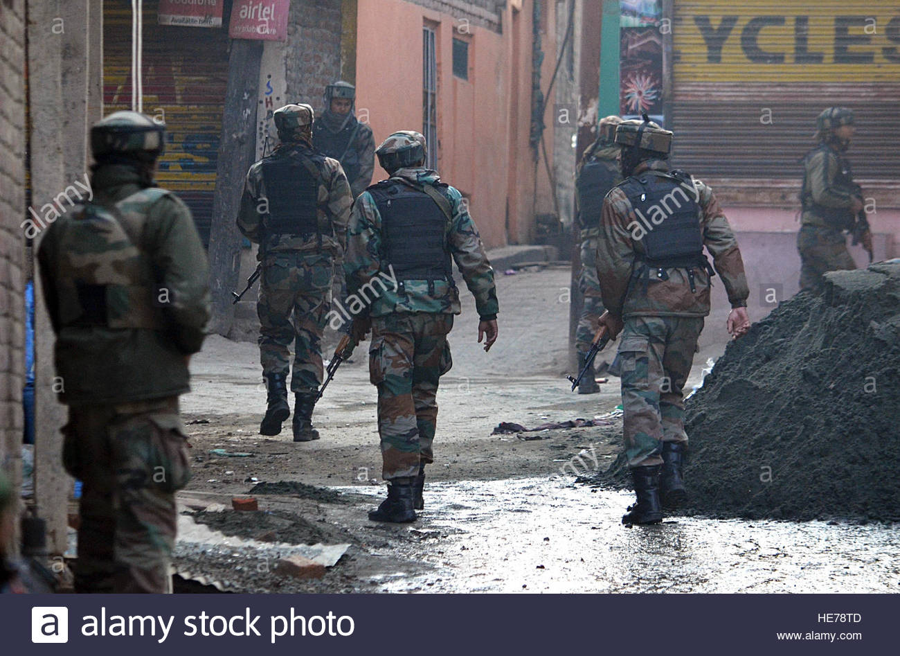 srinagar-india-17th-dec-2016-indian-army-soldiers-conducting-search-HE78TD.jpg