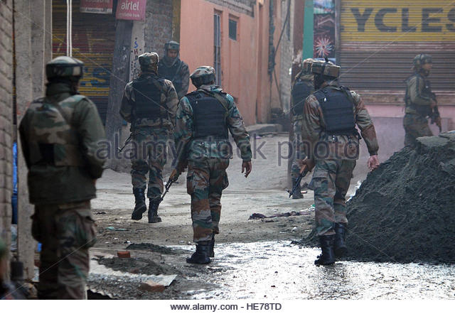 srinagar-india-17th-dec-2016-indian-army-soldiers-conducting-search-he78td.jpg