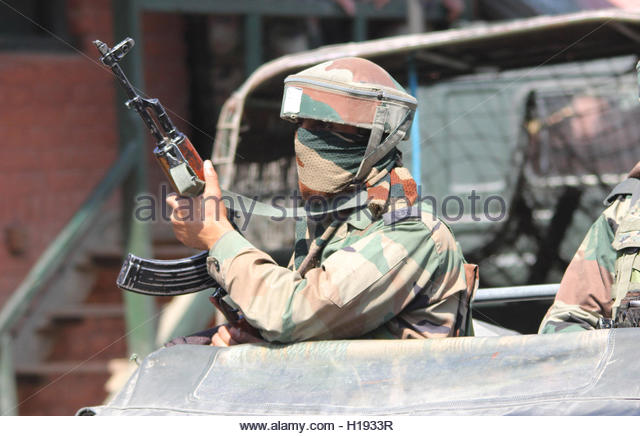 srinagar-india-22nd-sep-2016-army-soldiers-guard-near-the-army-camp-h1933r.jpg