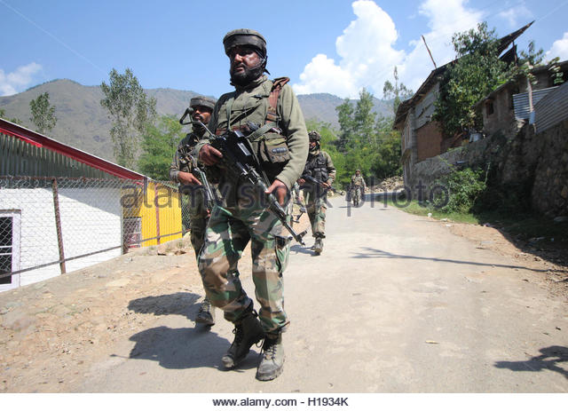 srinagar-india-22nd-sep-2016-indian-army-soldiers-walk-towards-an-h1934k.jpg