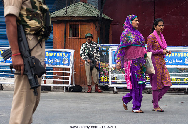 srinagar-indian-administered-kashmir-27-october-2013-indian-paramilitary-dgx7ft.jpg