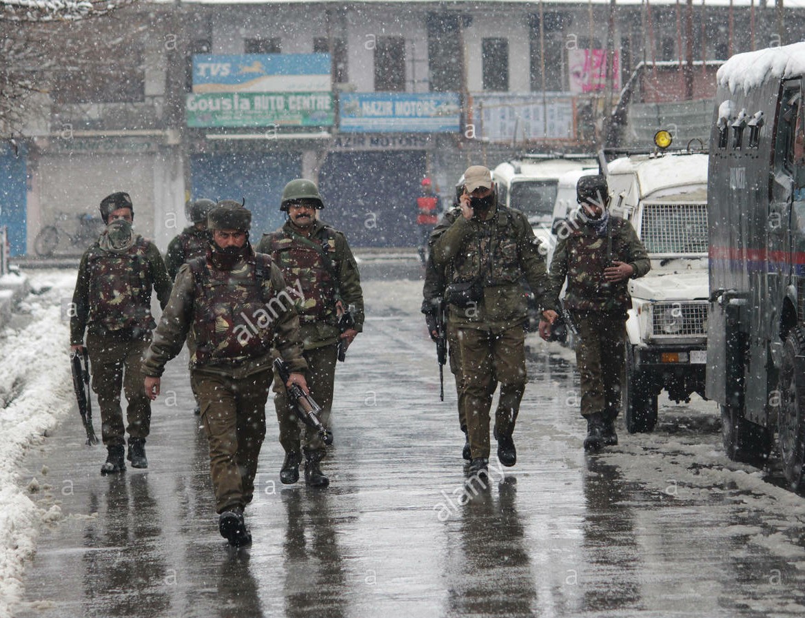 srinagar-indian-controlled-kashmir-12th-feb-2018-indian-policemen-M3PG44~01.jpg